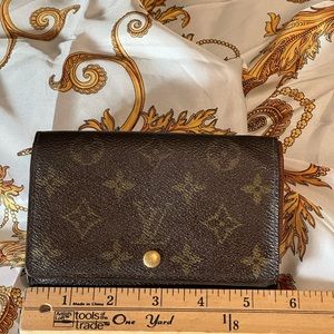 Louis Vuitton Zippy Monogram Leather Wallet preowned Condition